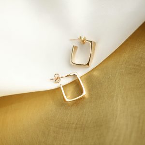Square three-dimensional earrings